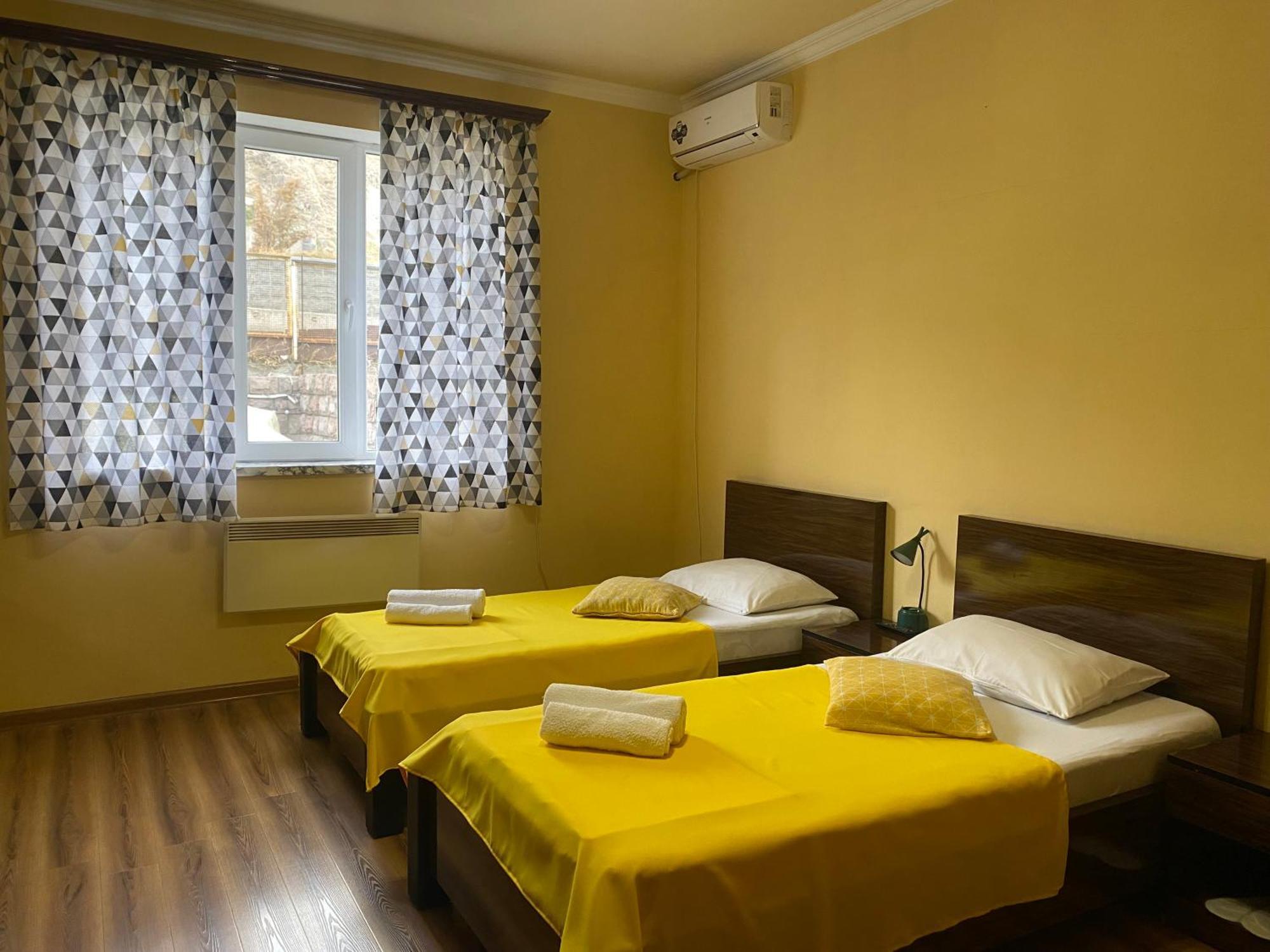 Guesthouse Aygestan เยเรวาน ภายนอก รูปภาพ